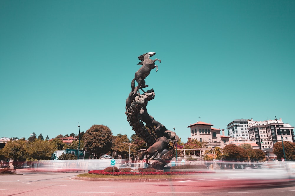 Statue d’homme monté sur un cheval