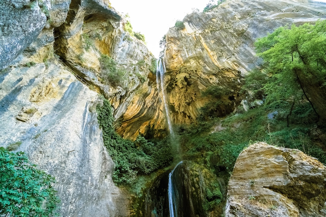 water falls between rocky mountain