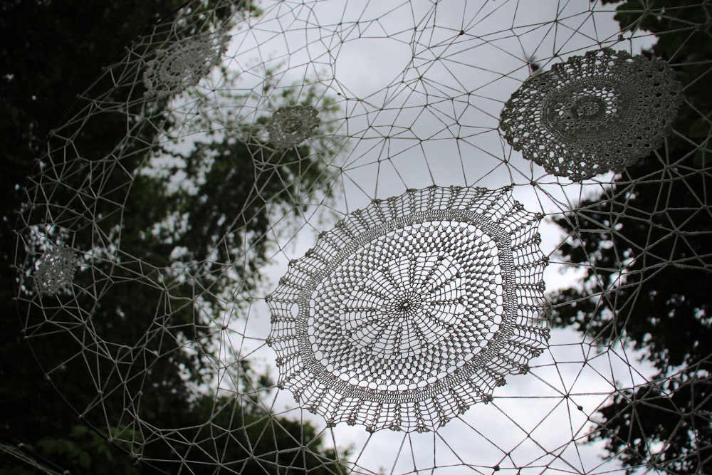 décor suspendu rond blanc sur arbre vert