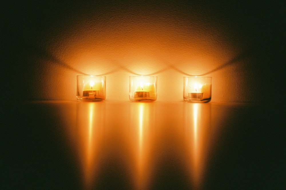 ampoule blanche allumée dans la chambre