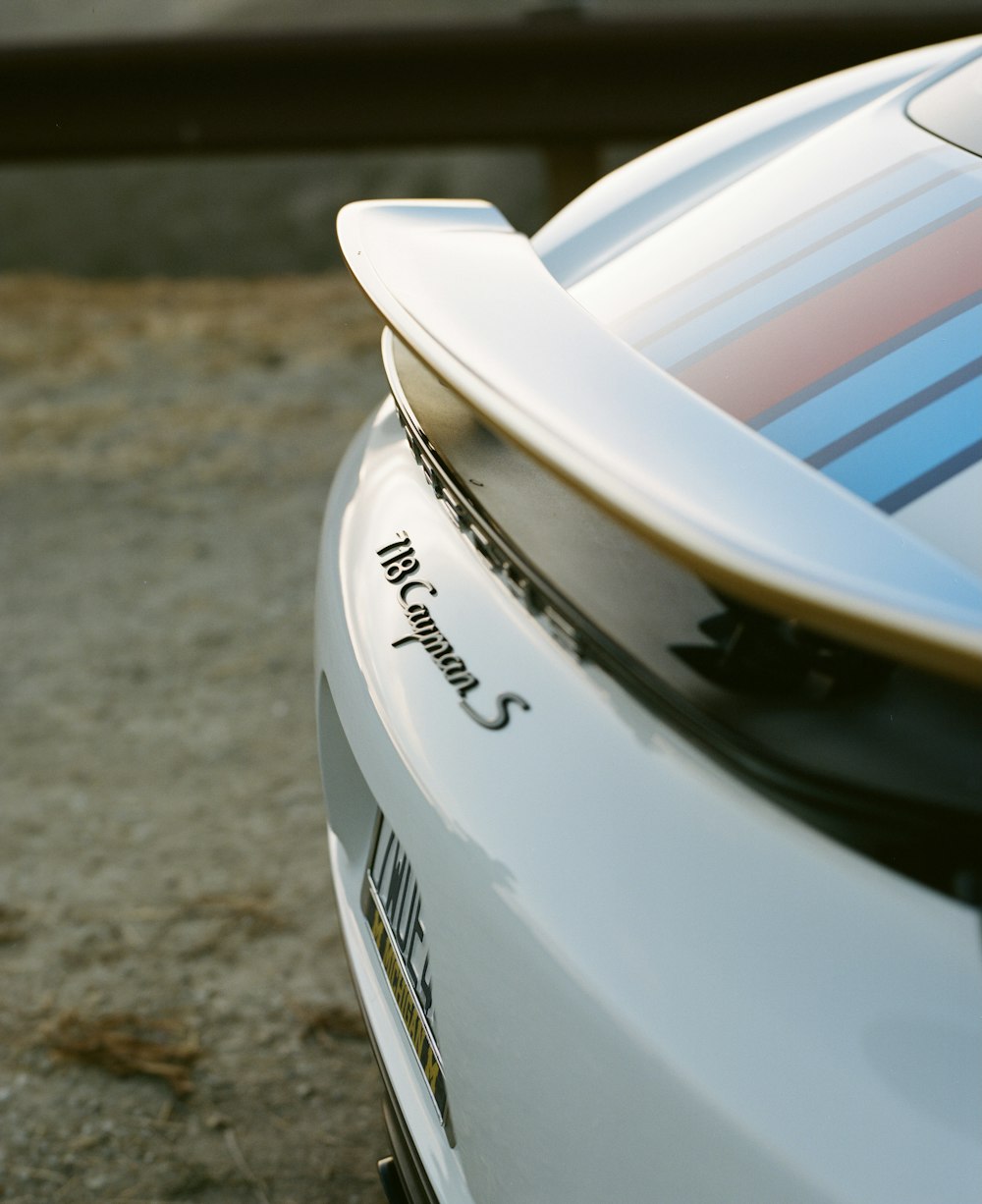 coche blanco y azul sobre mesa de mármol marrón y negro