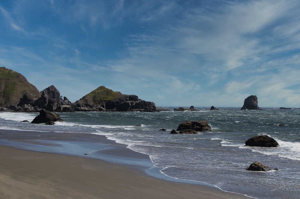 sea waves crashing on shore during daytime