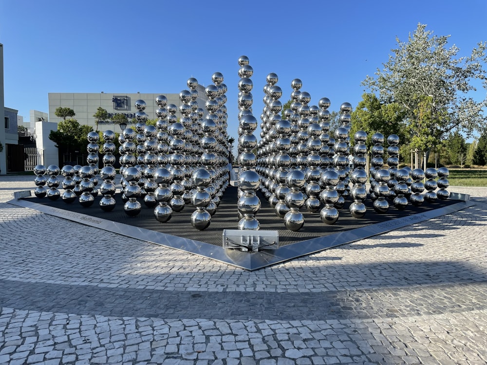 Lampe d’extérieur en métal gris et noir sur un trottoir en béton gris pendant la journée