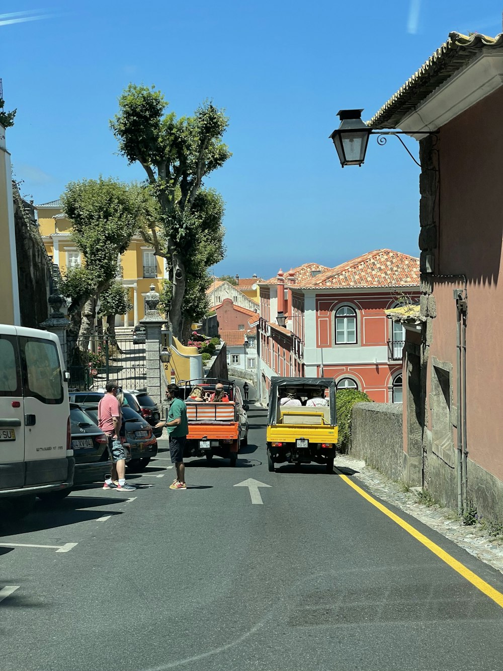 Menschen, die tagsüber auf der Straße spazieren gehen