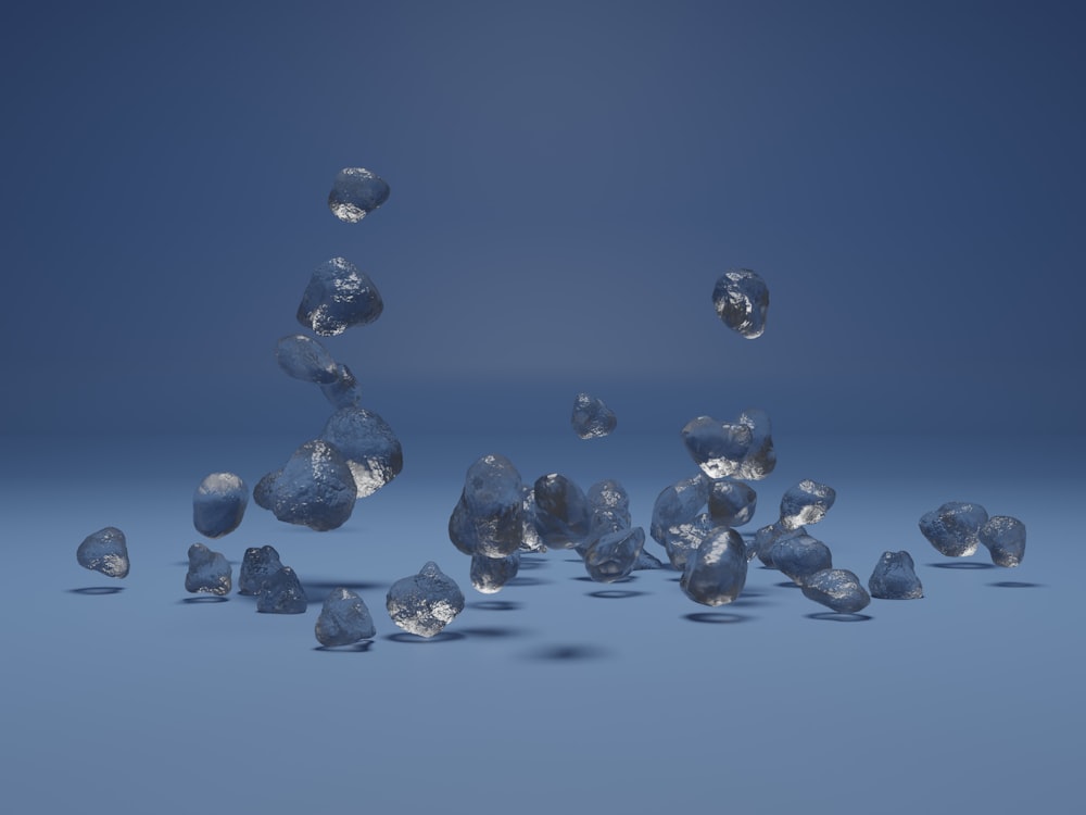 bola de vidrio transparente sobre fondo azul