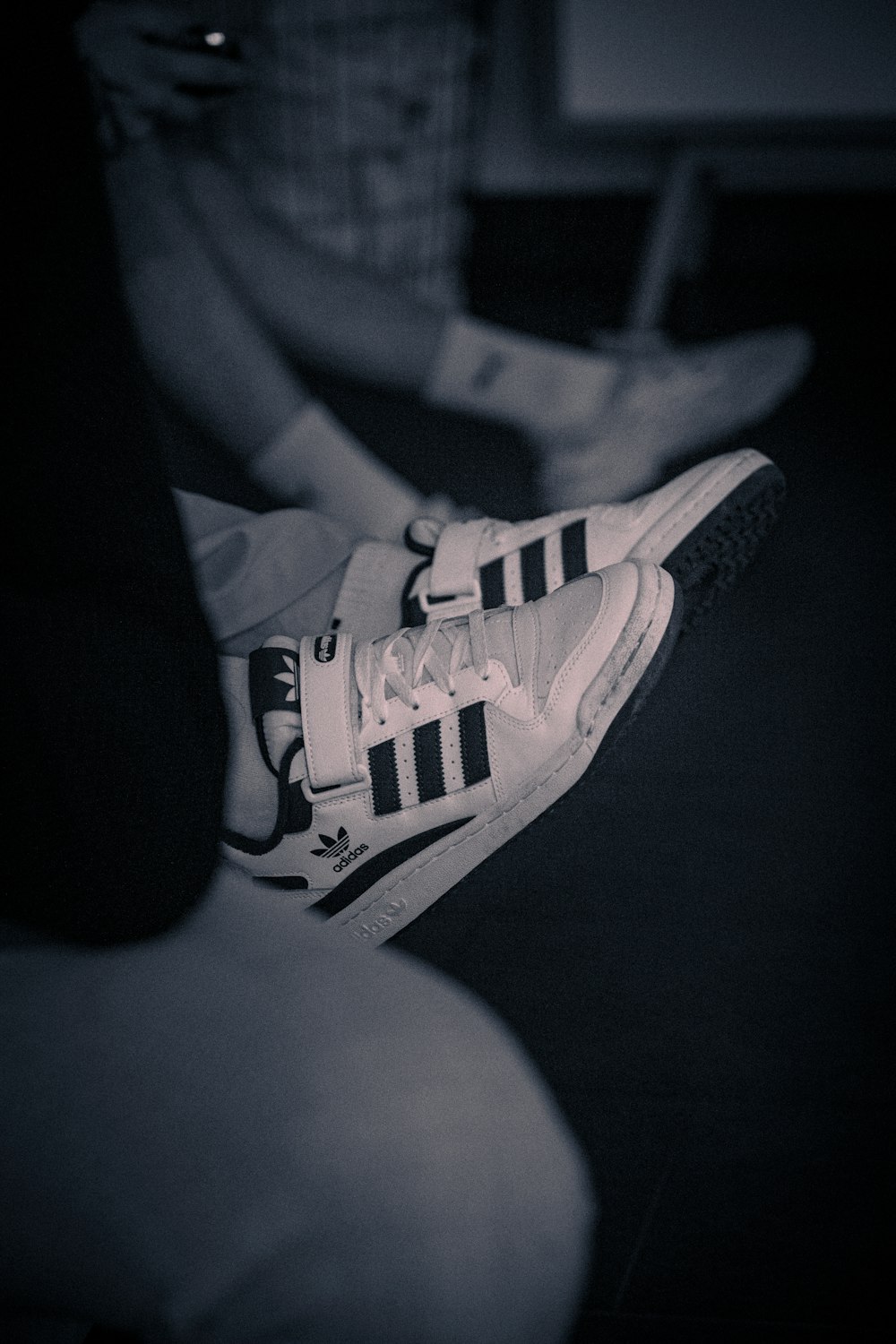 Foto zum Thema Person in schwarz-weißen adidas low top sneakers –  Kostenloses Bild zu Kleidung auf Unsplash