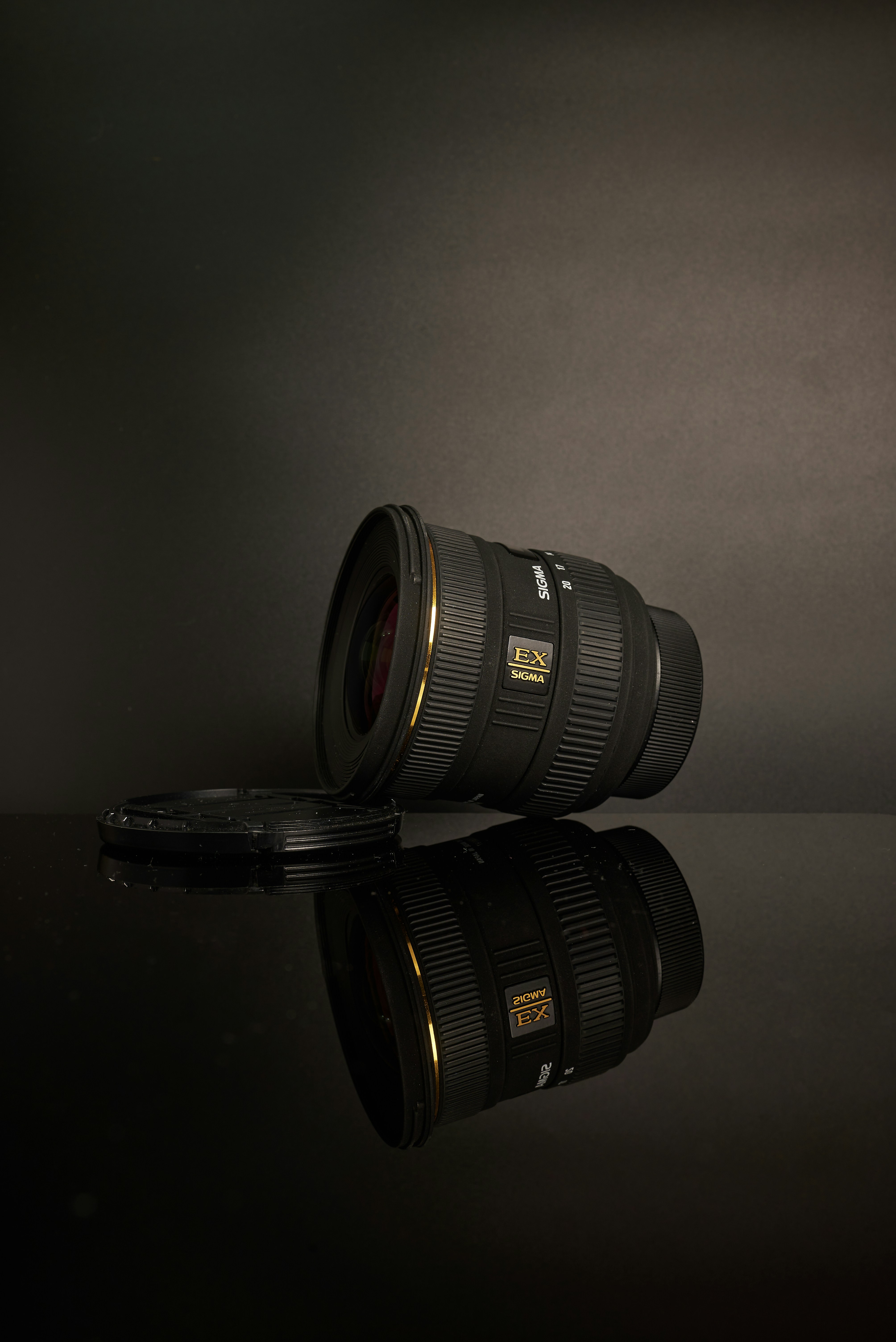 schwarzes Kameraobjektiv auf weißer Oberfläche