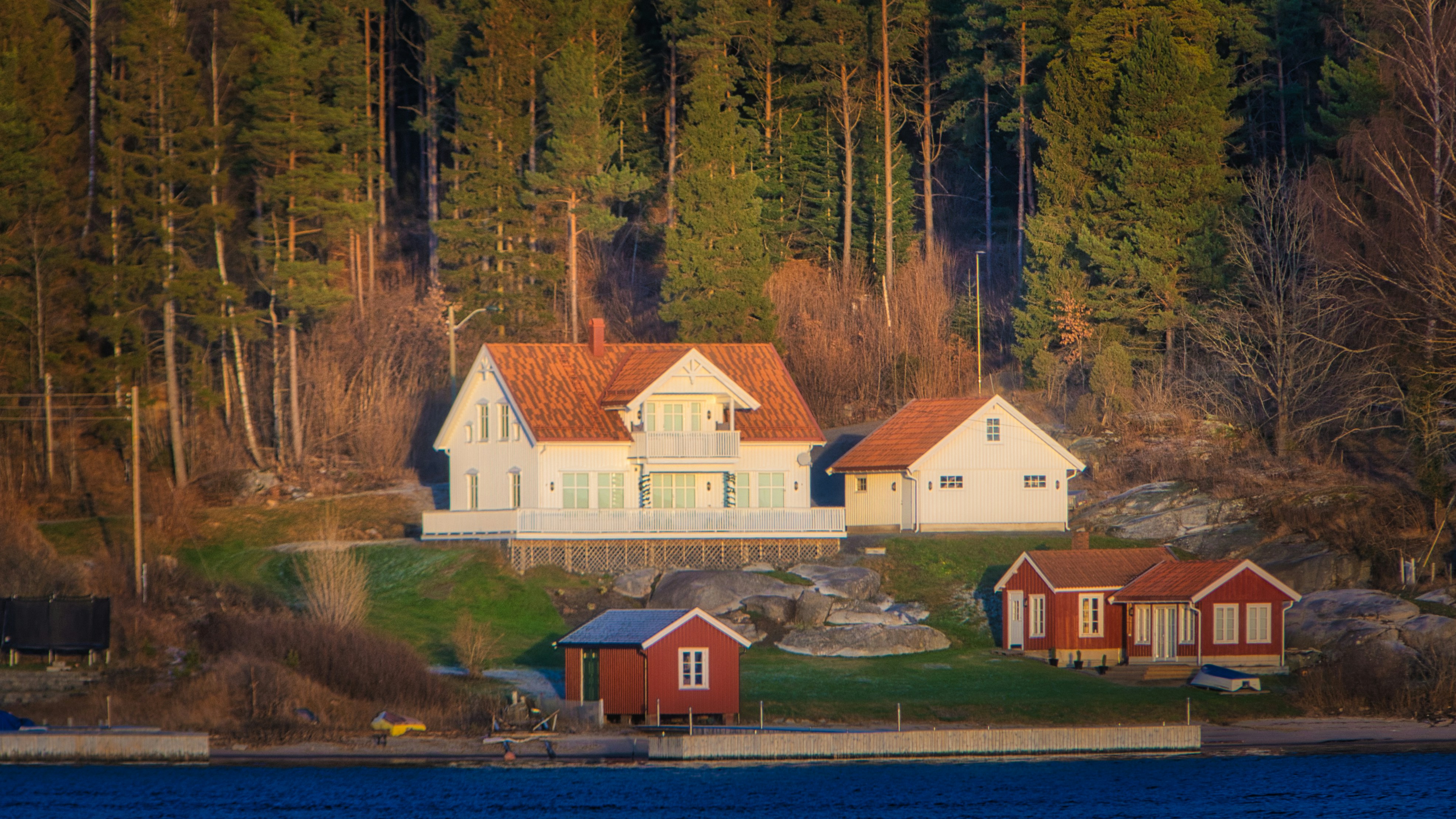 Foto zum Thema Weißes und braunes Haus in der Nähe von grünen Bäumen ...
