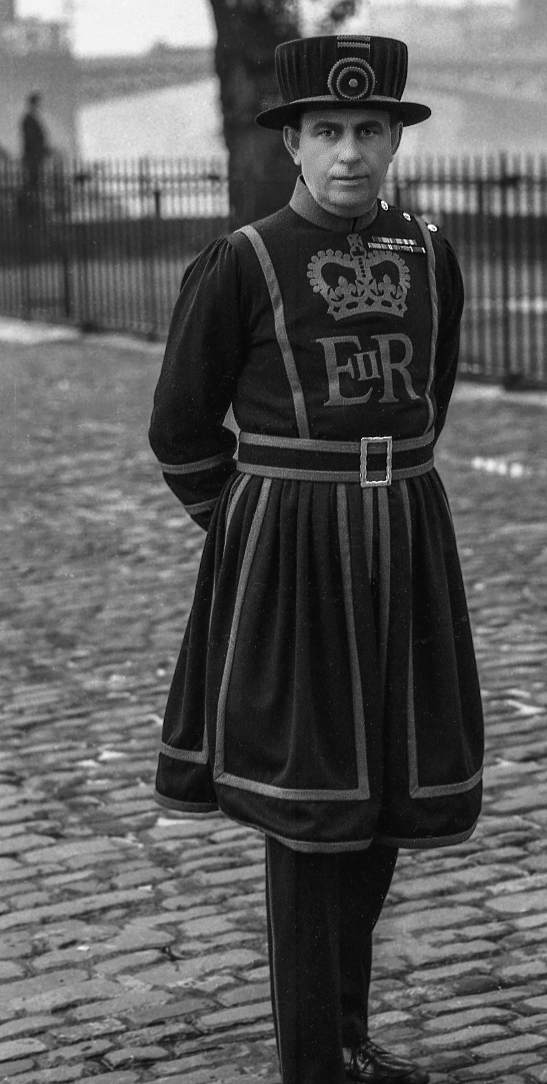 黒と白の長袖シャツと黒のスカートを着た人のグレースケール写真