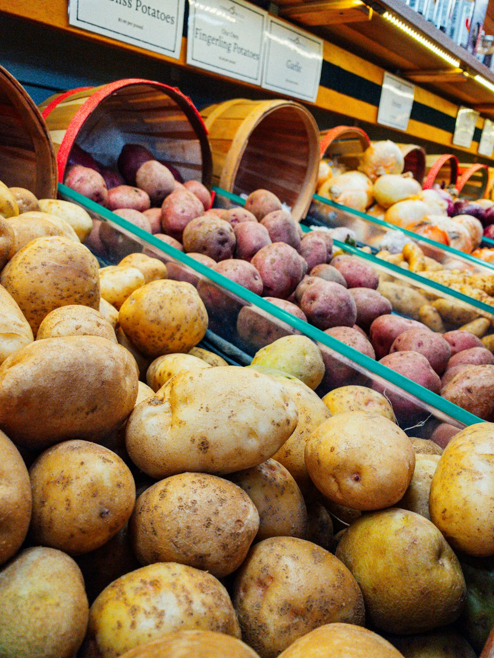 Frutos redondos amarillos y rojos en caja de plástico roja