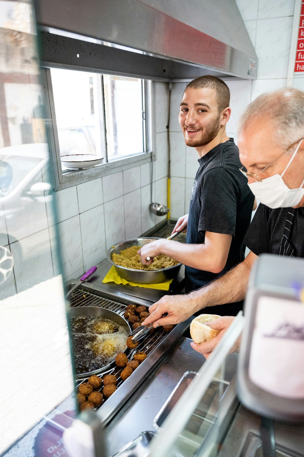 黒のクルーネックTシャツの料理の男