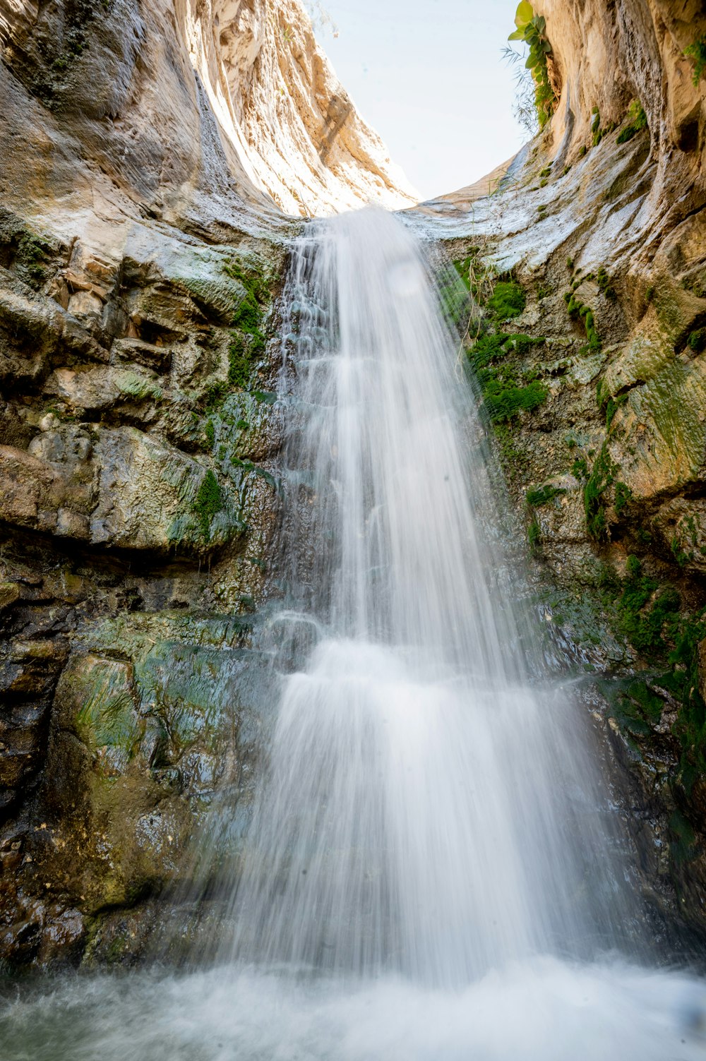 El agua cae en las Montañas Rocosas