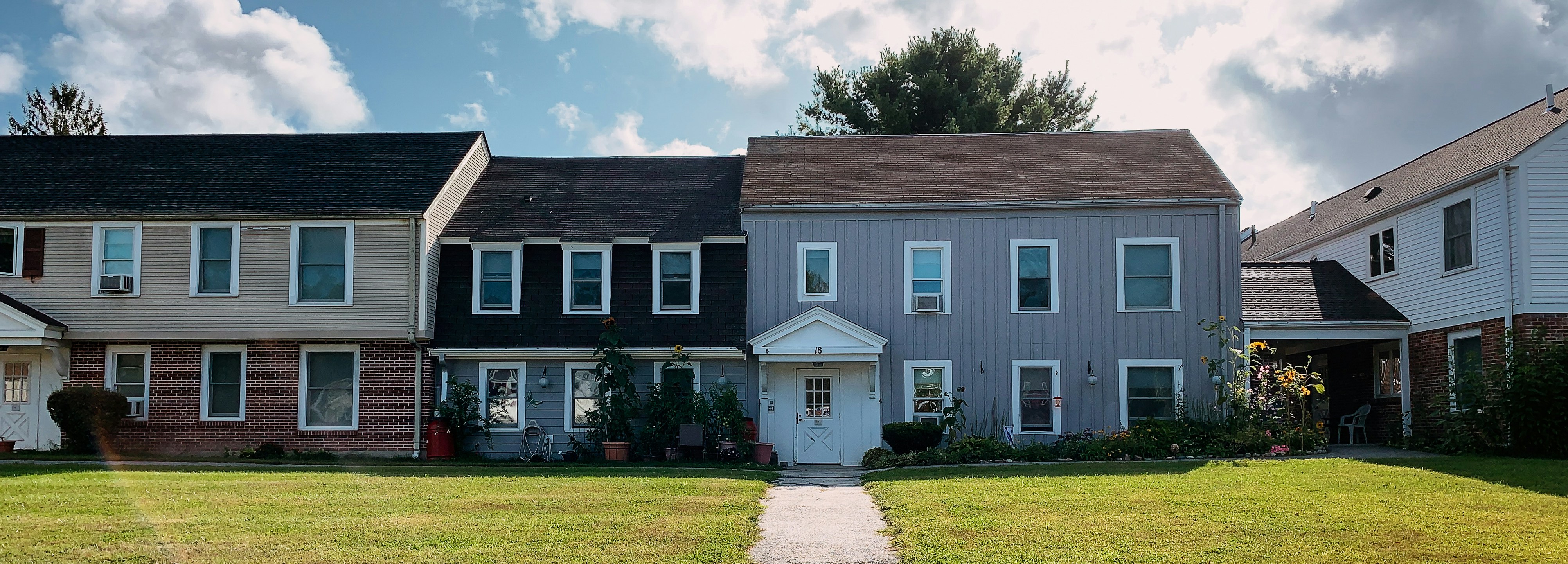 Masanın üzerinde duran ev anahtarları ve hesap makinesiyle bütçe dostu ev kiralama maliyetlerini temsil eden bir görsel.