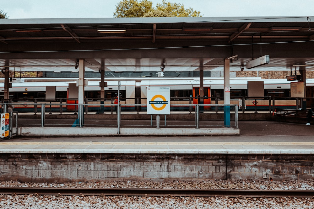 train rail road with no cars during daytime