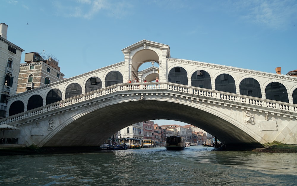 Weiße Betonbrücke über blaues Meer unter blauem Himmel tagsüber