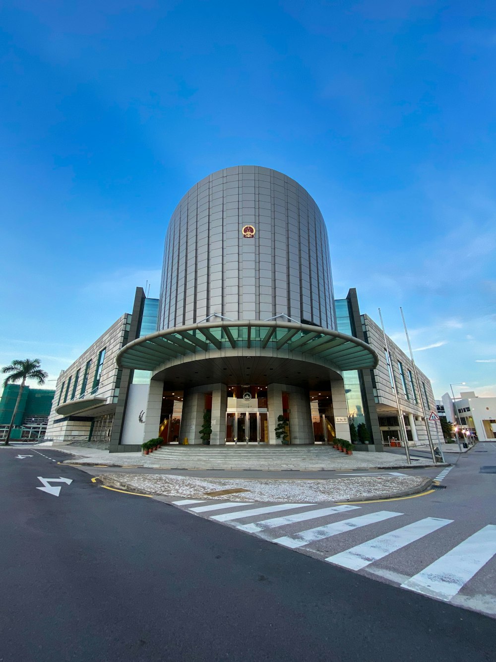 Graues Betongebäude unter blauem Himmel tagsüber