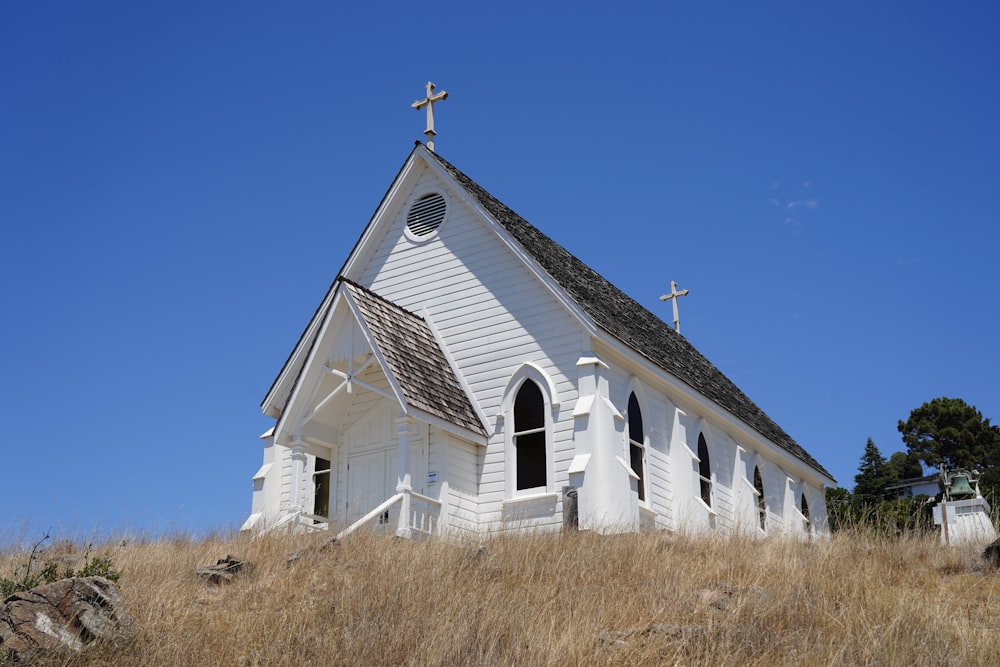 église blanche et brune sous le ciel bleu pendant la journée