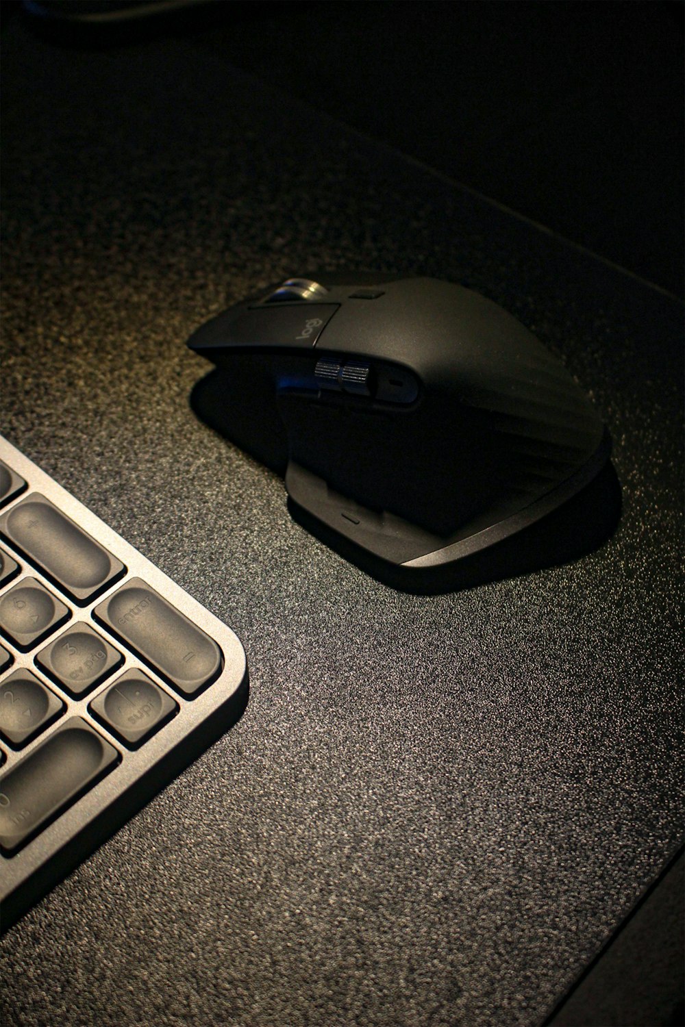 black and gray cordless computer mouse