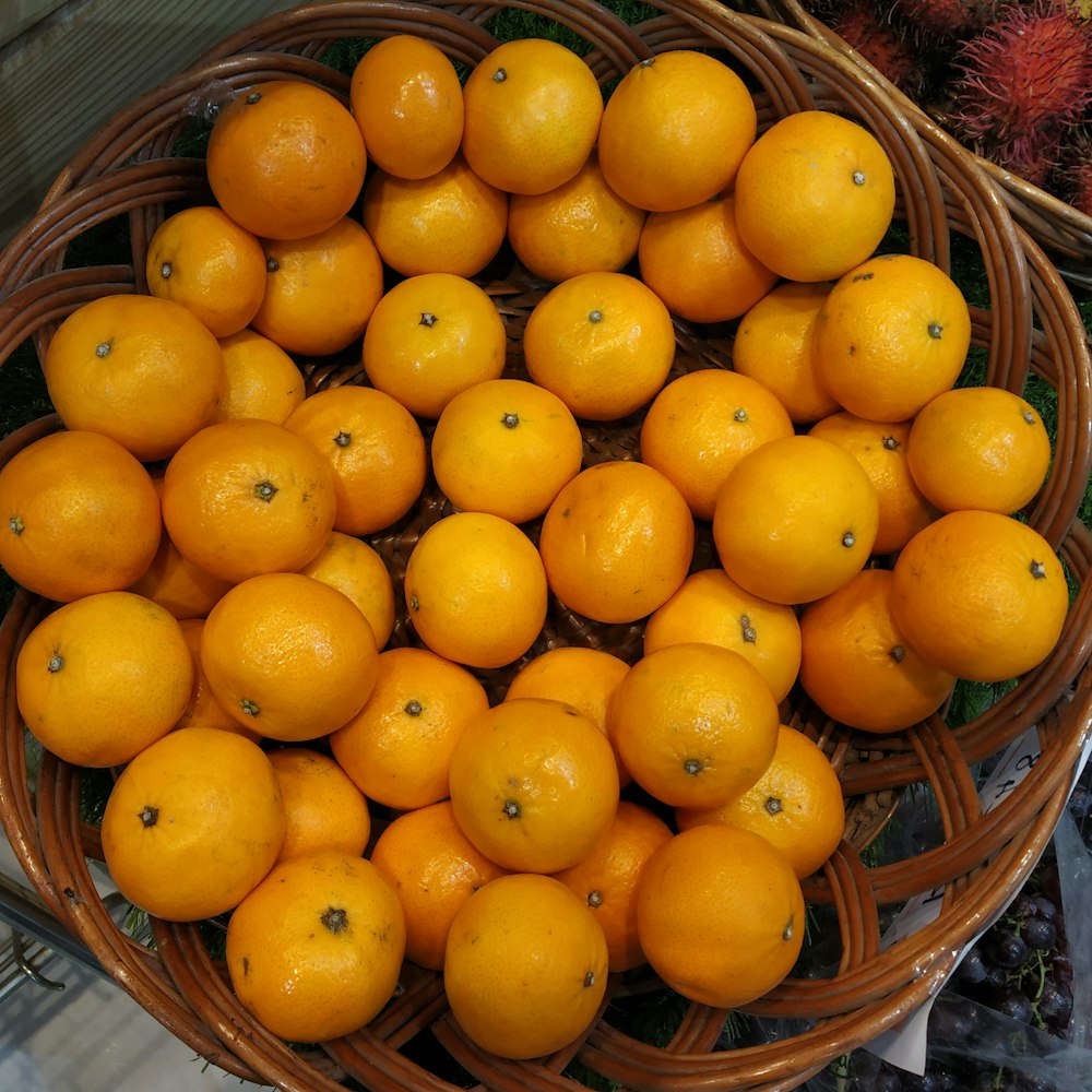 갈색 짠 바구니에 오렌지 과일