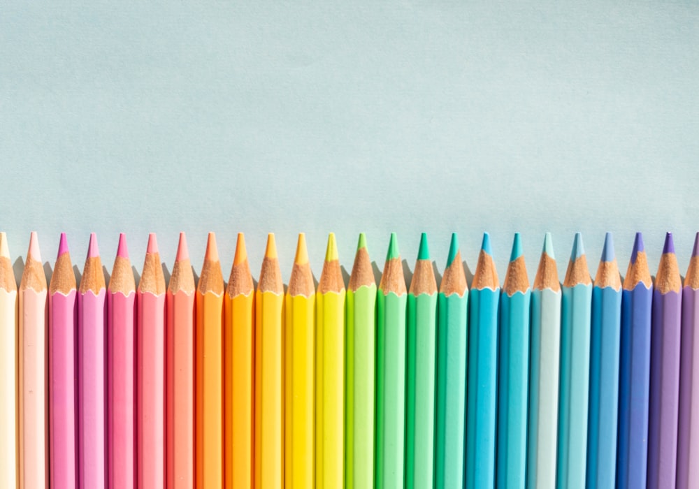 Crayon de couleur sur une surface blanche photo – Photo Crayon Gratuite sur  Unsplash