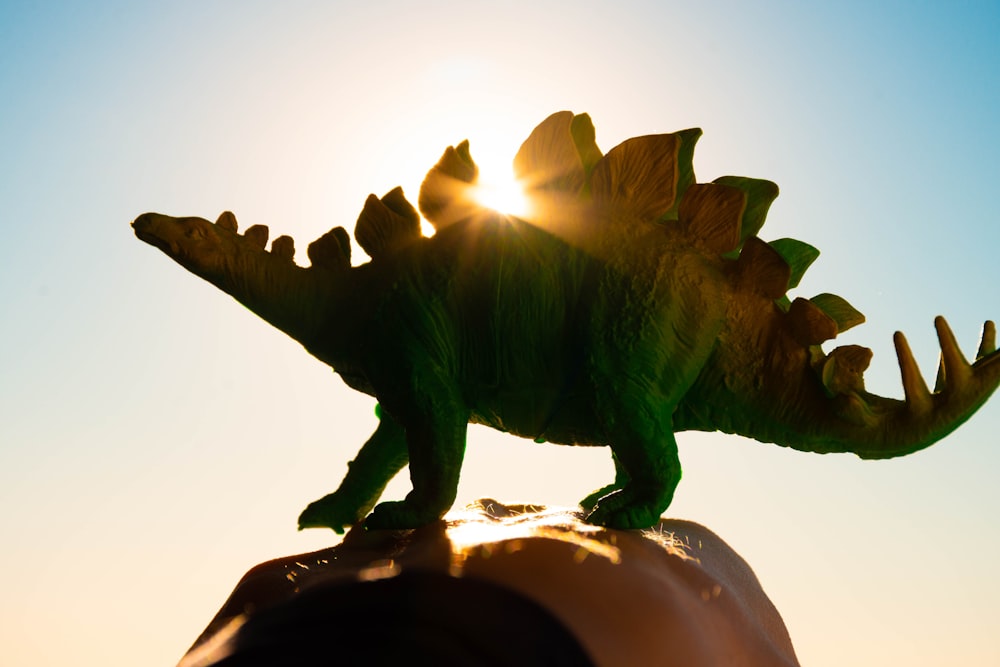 grüne und braune Dinosaurierfigur