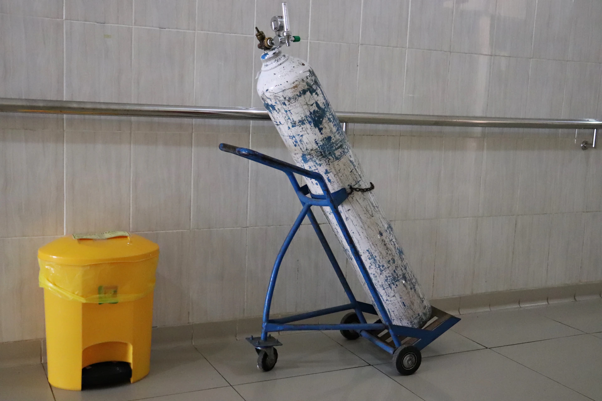 blue and black wheeled wheeled wheeled wheeled cart