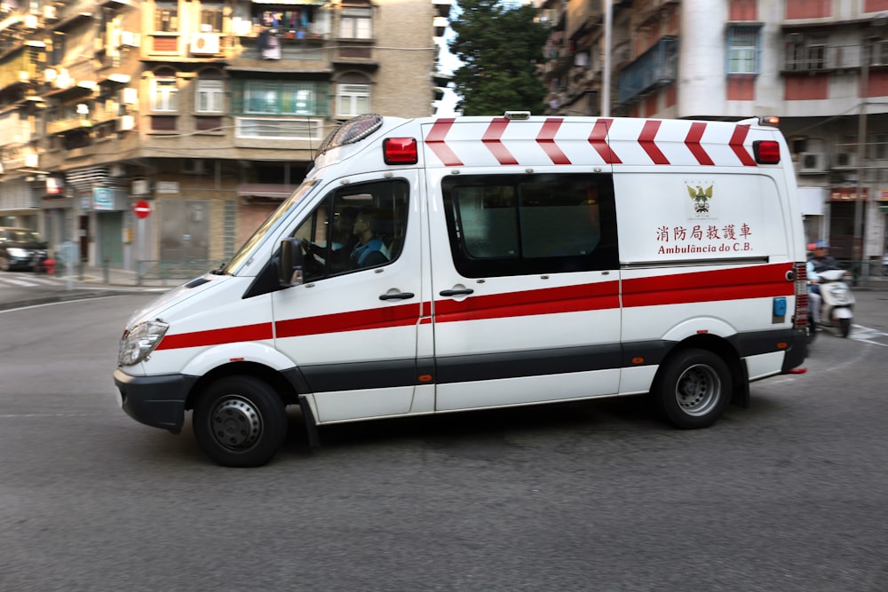 Ambulancia blanca y roja estacionada en la calle durante el día