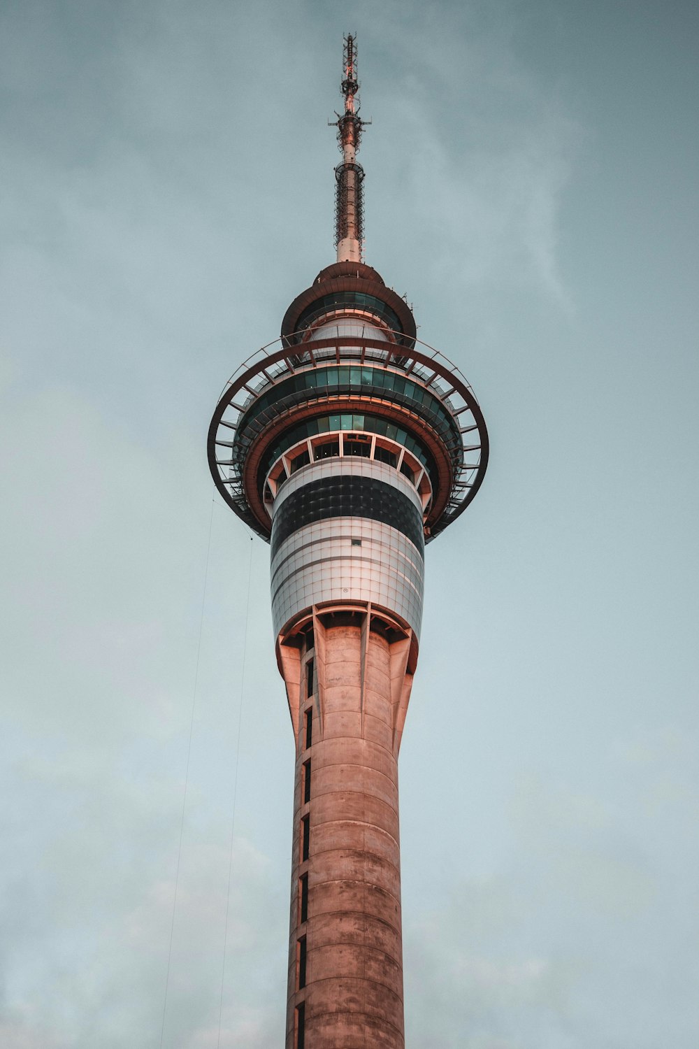 Torre marrón y negra bajo el cielo blanco