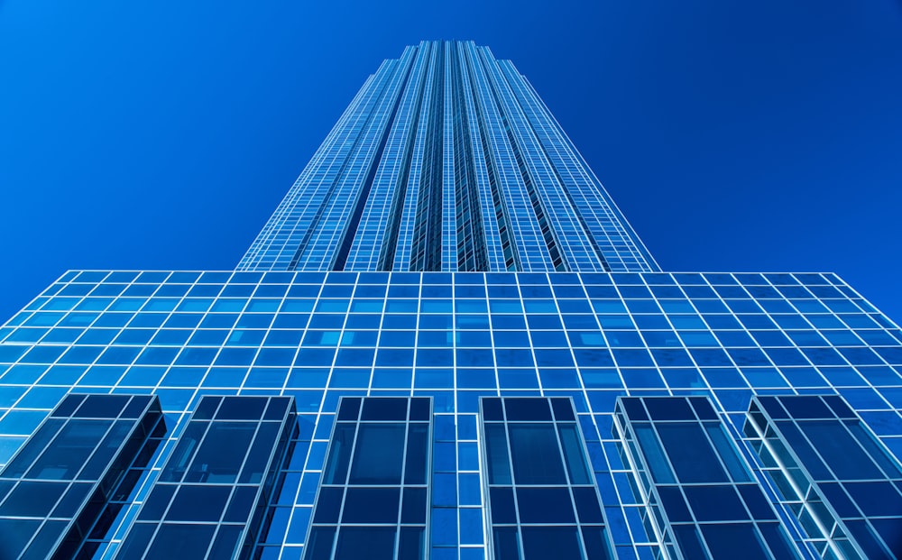 edificio in cemento bianco e nero