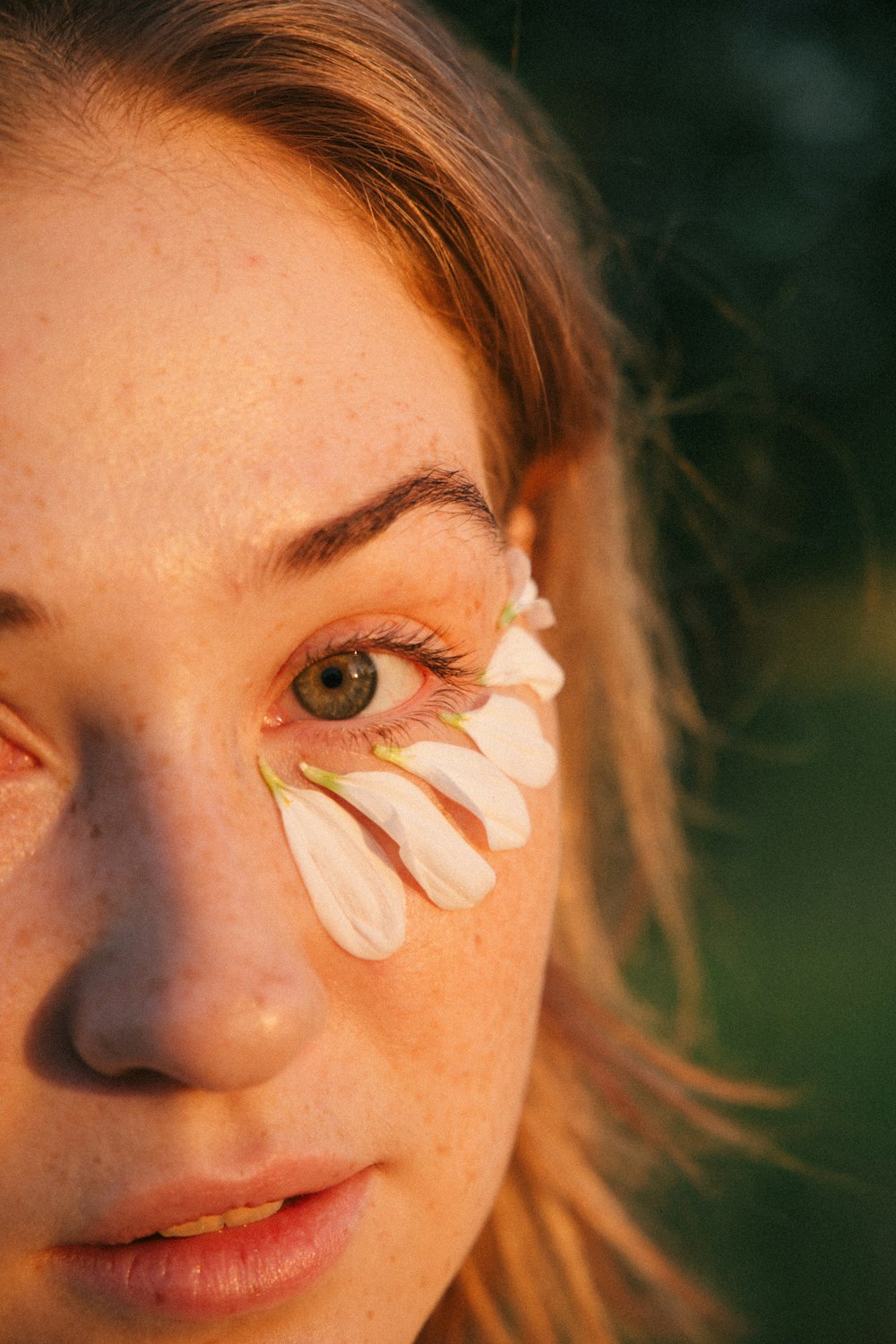 woman with brown eyes and brown eyes