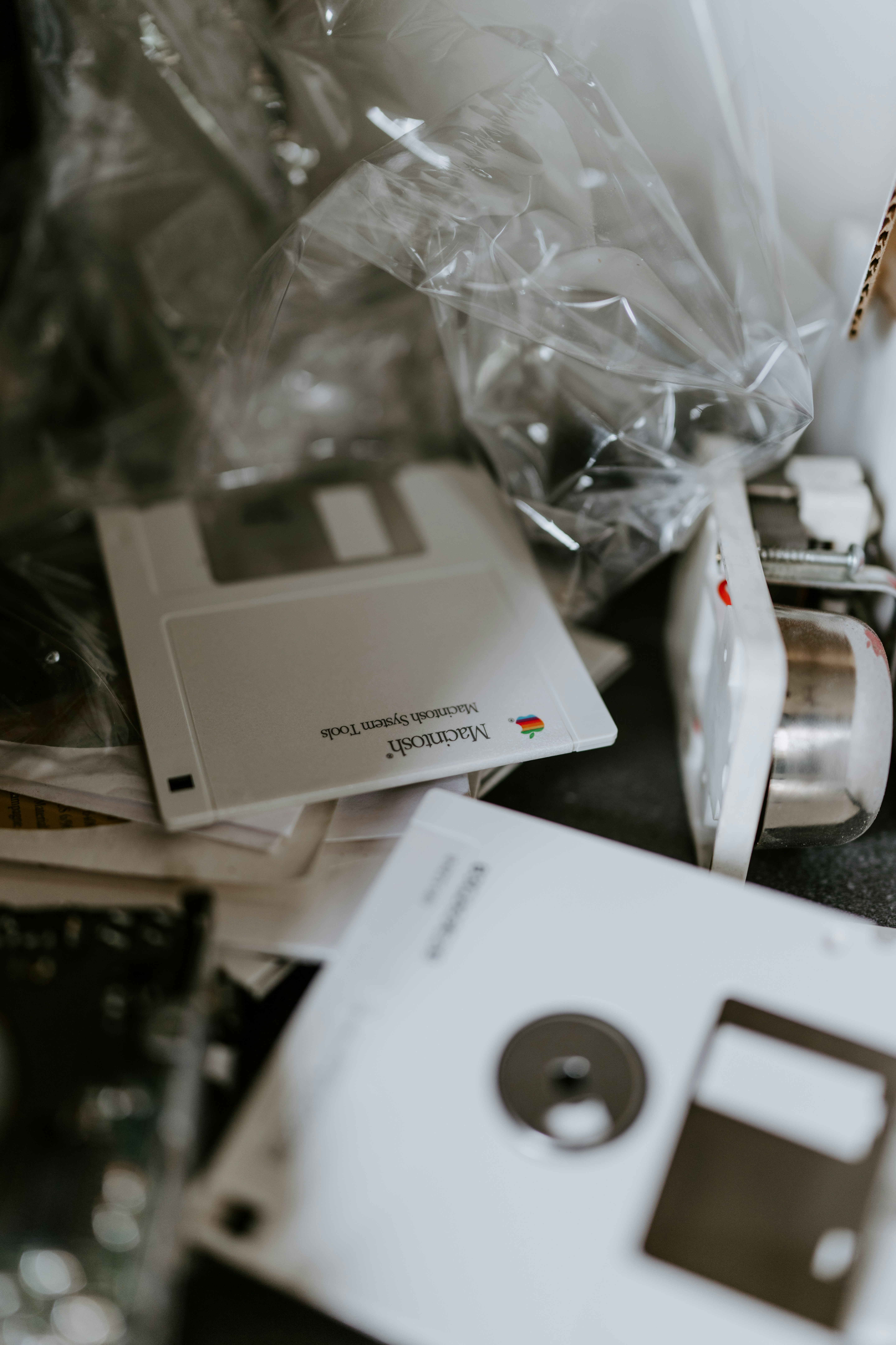 weiße und schwarze Box auf schwarz-weißem Granittisch