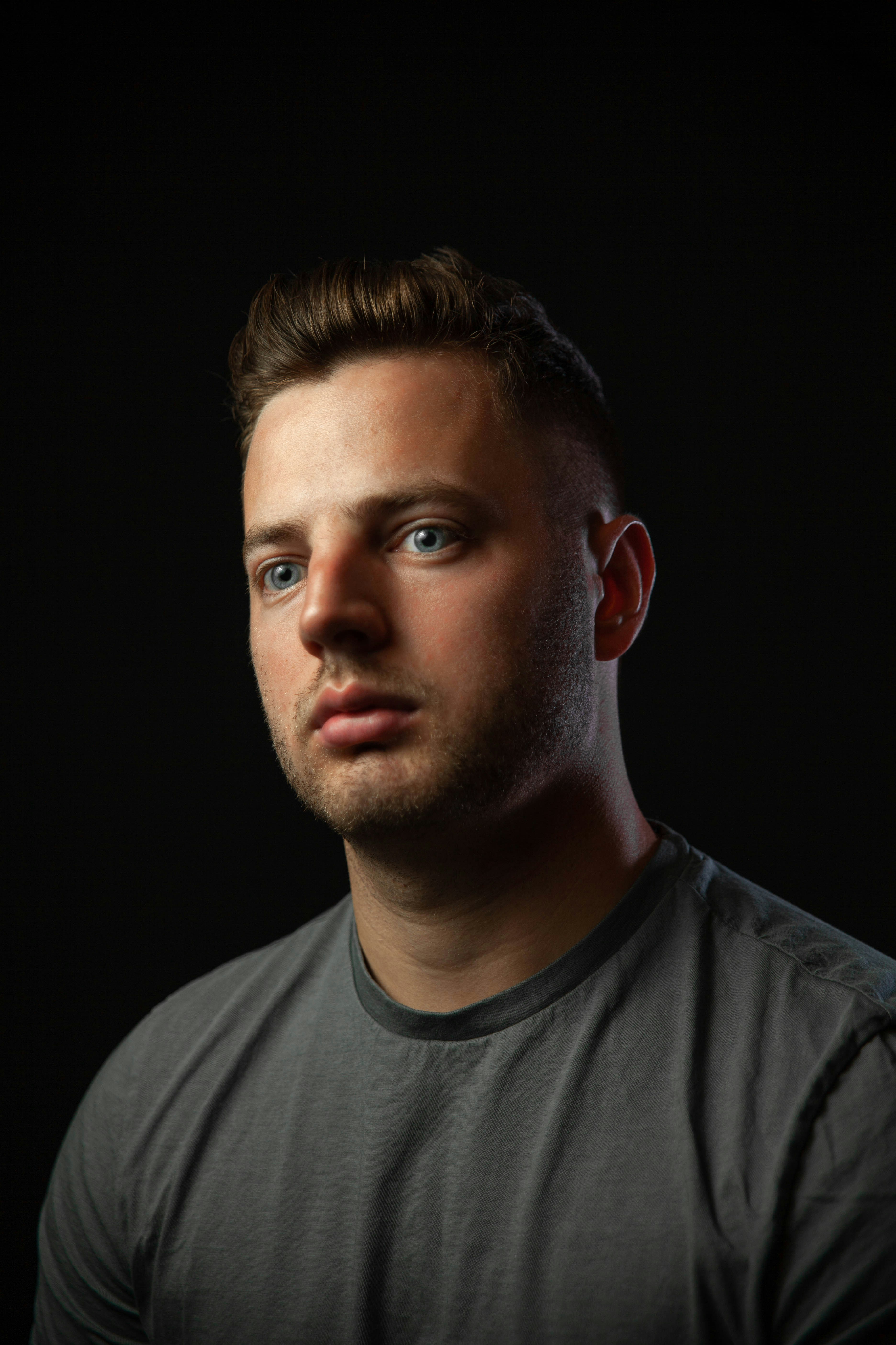 homem na camisa cinza do pescoço da tripulação