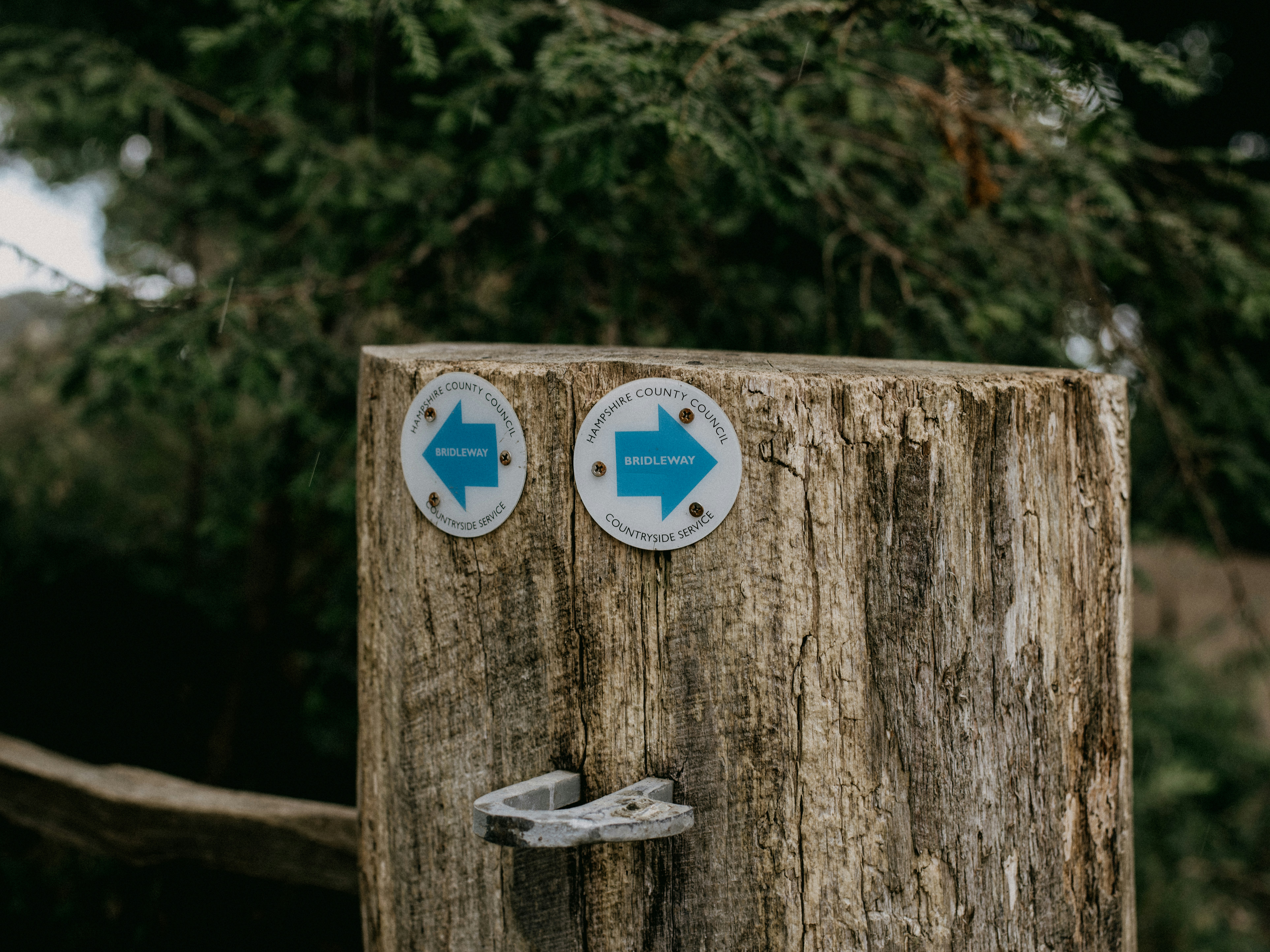 blau-weißes Rauchverbotsschild