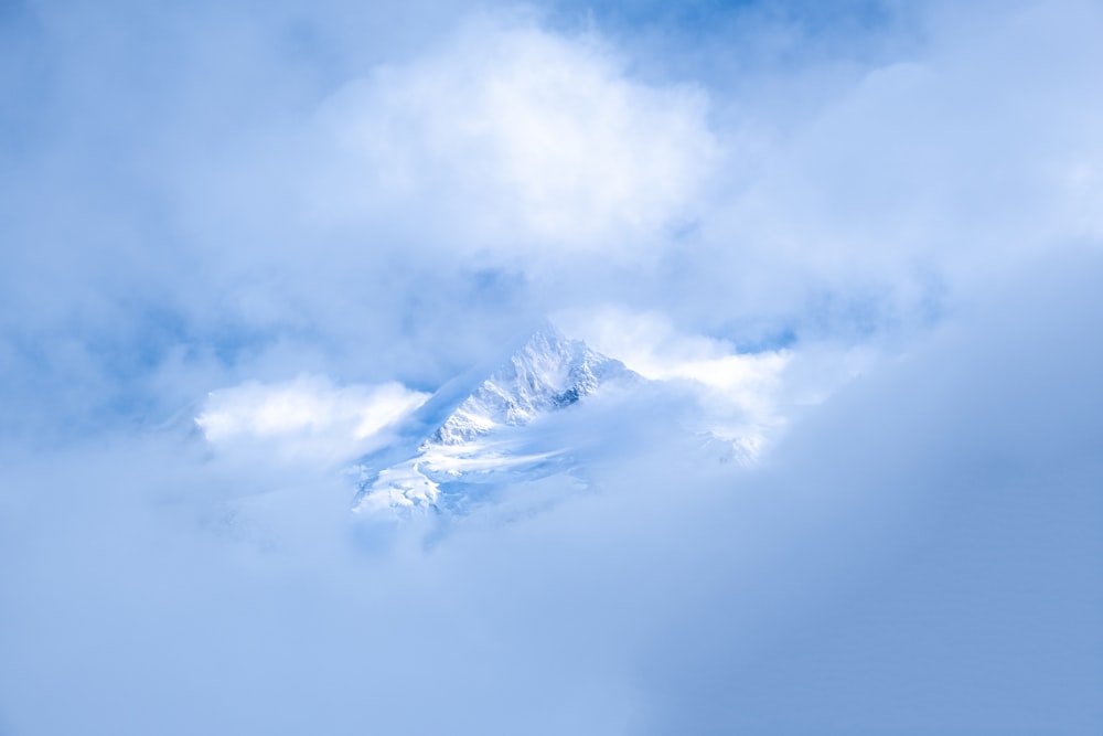 눈 덮인 산 위에 흰 구름