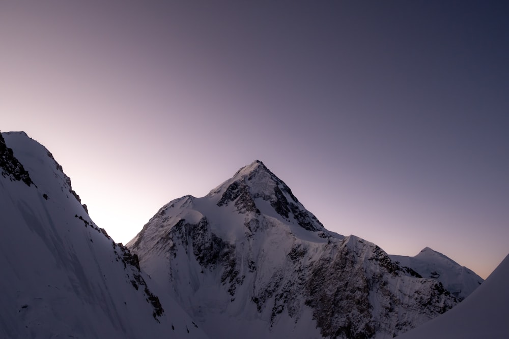 montanha coberta de neve durante o dia