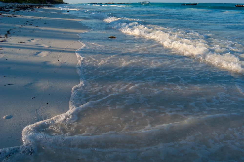 ocean waves crashing on shore during daytime