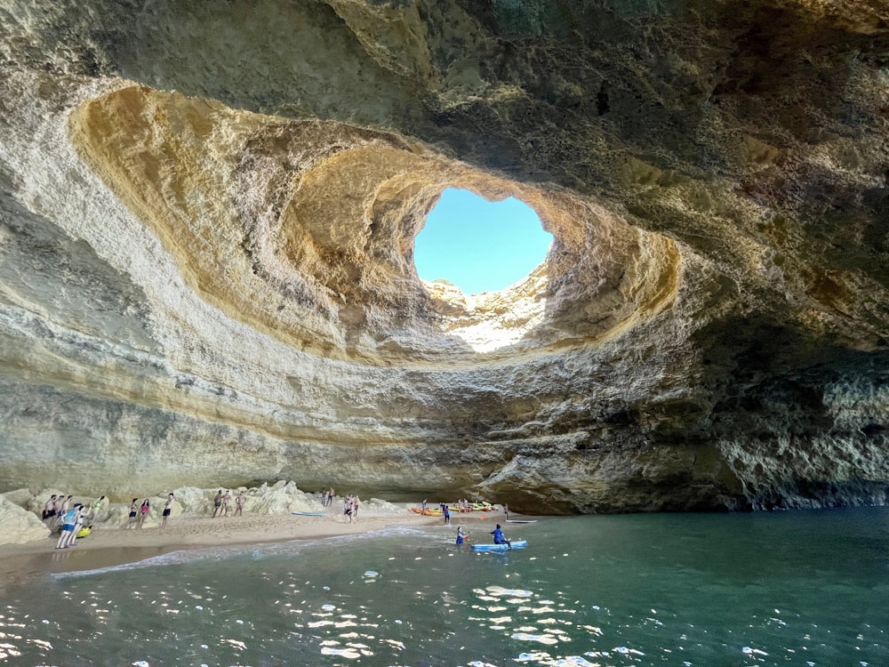 Gente en la playa durante el día