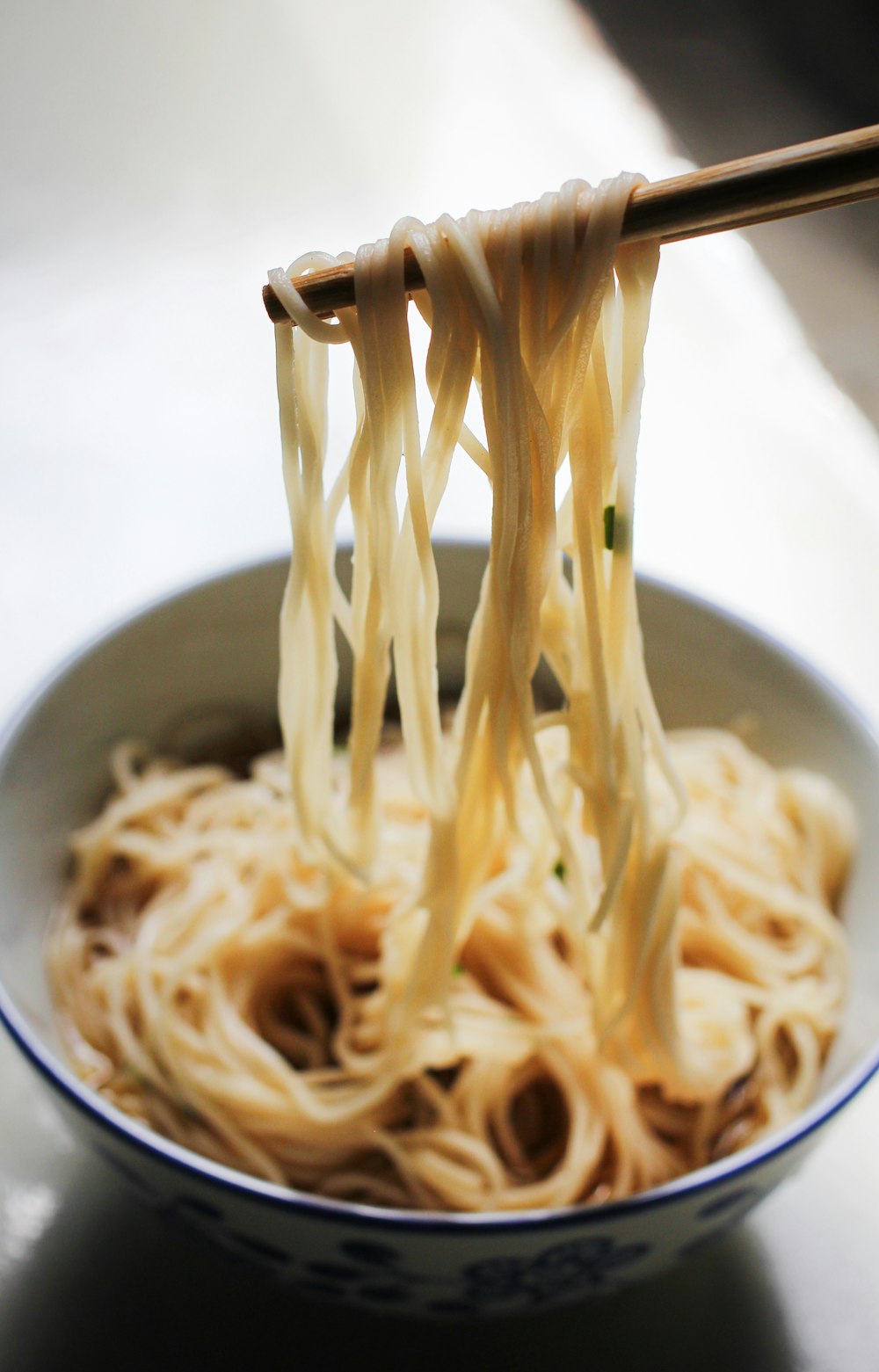 黒陶器のボウルのパスタ