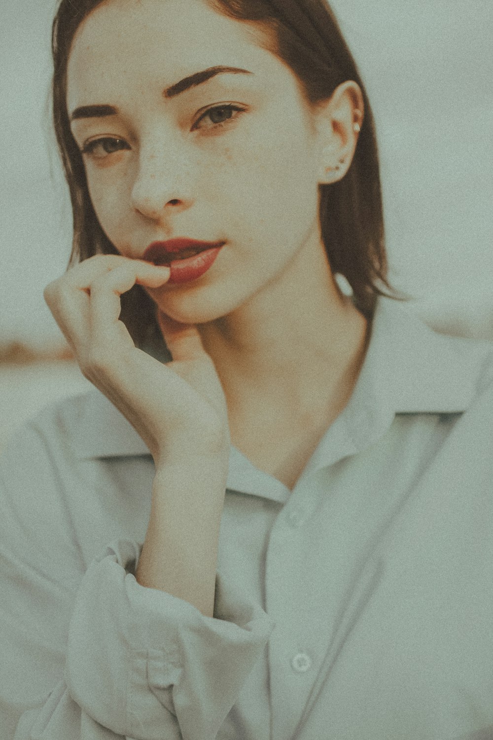 Mujer con camisa blanca de cuello