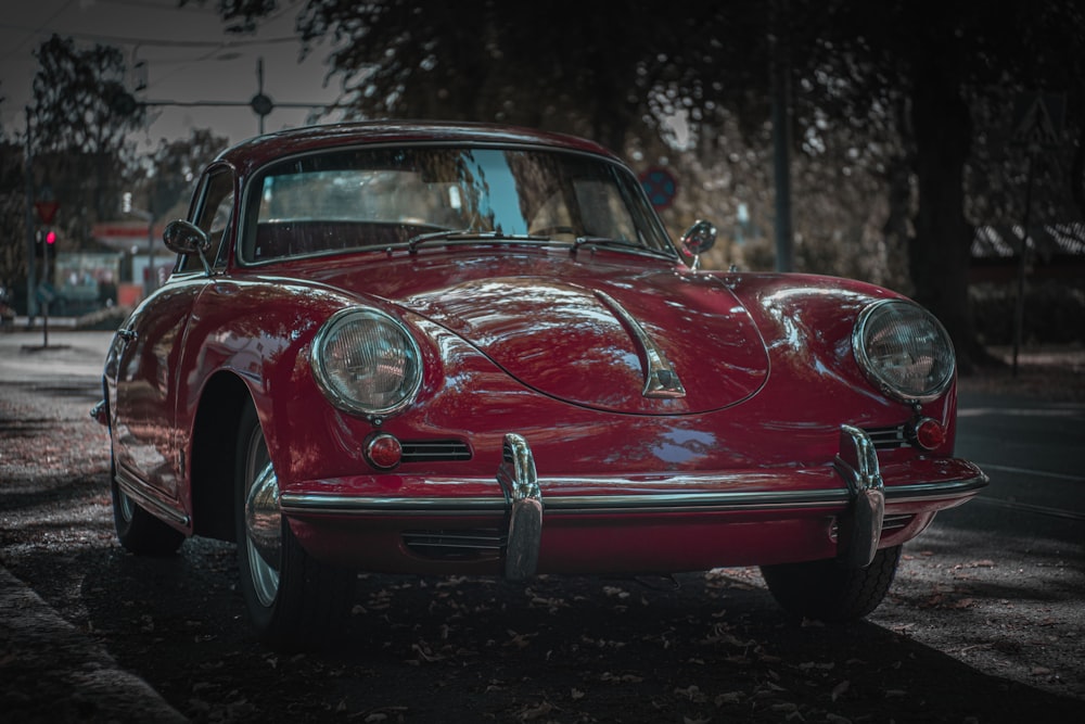 Voiture classique rouge garée dans la rue