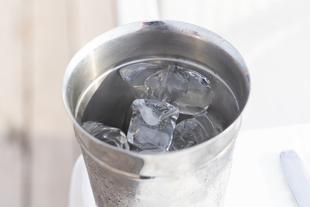 Cubo de acero inoxidable con hielo