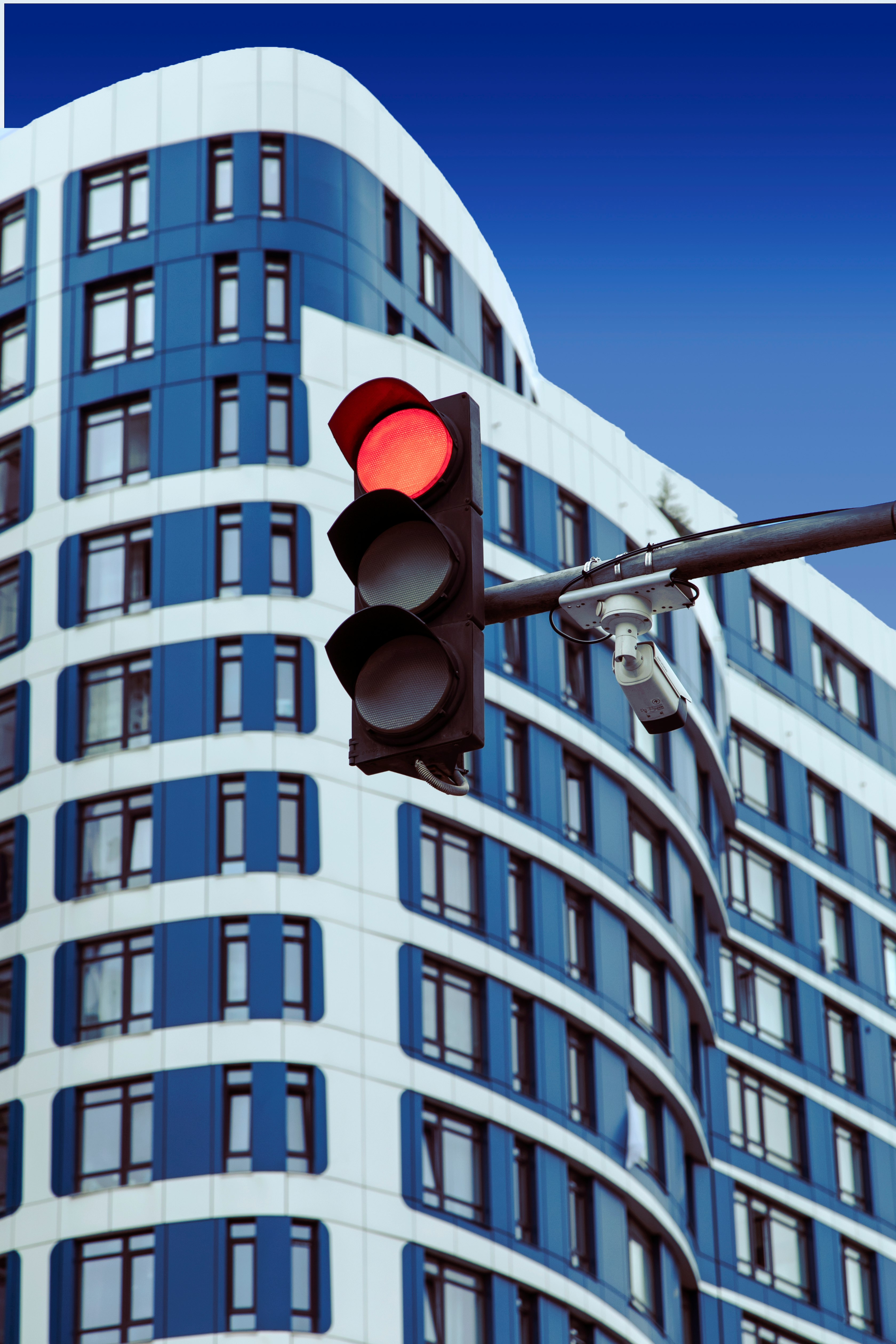 red traffic light on gray concrete building during daytime