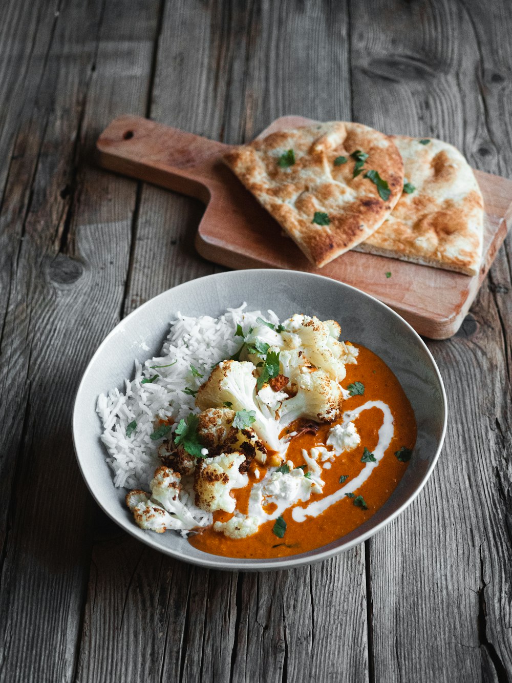 riz blanc aux légumes verts sur assiette en céramique blanche