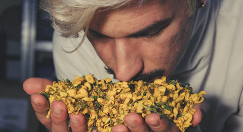 naturaliu kvepalu gamyba eterinis aliejus parfum make pamoka mergvakariui