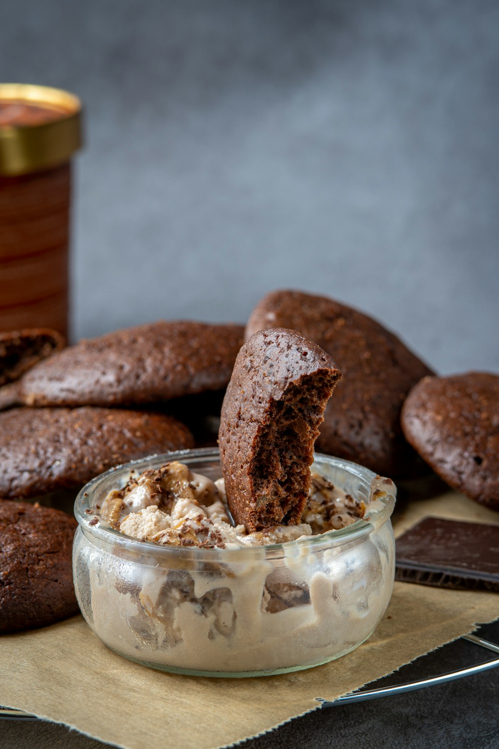 biscotti marroni su ciotola di vetro trasparente