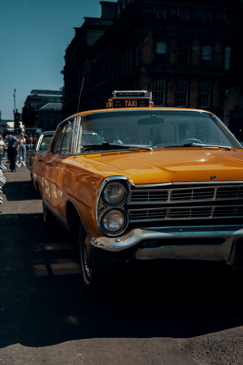 carro amarelo na rua durante o dia