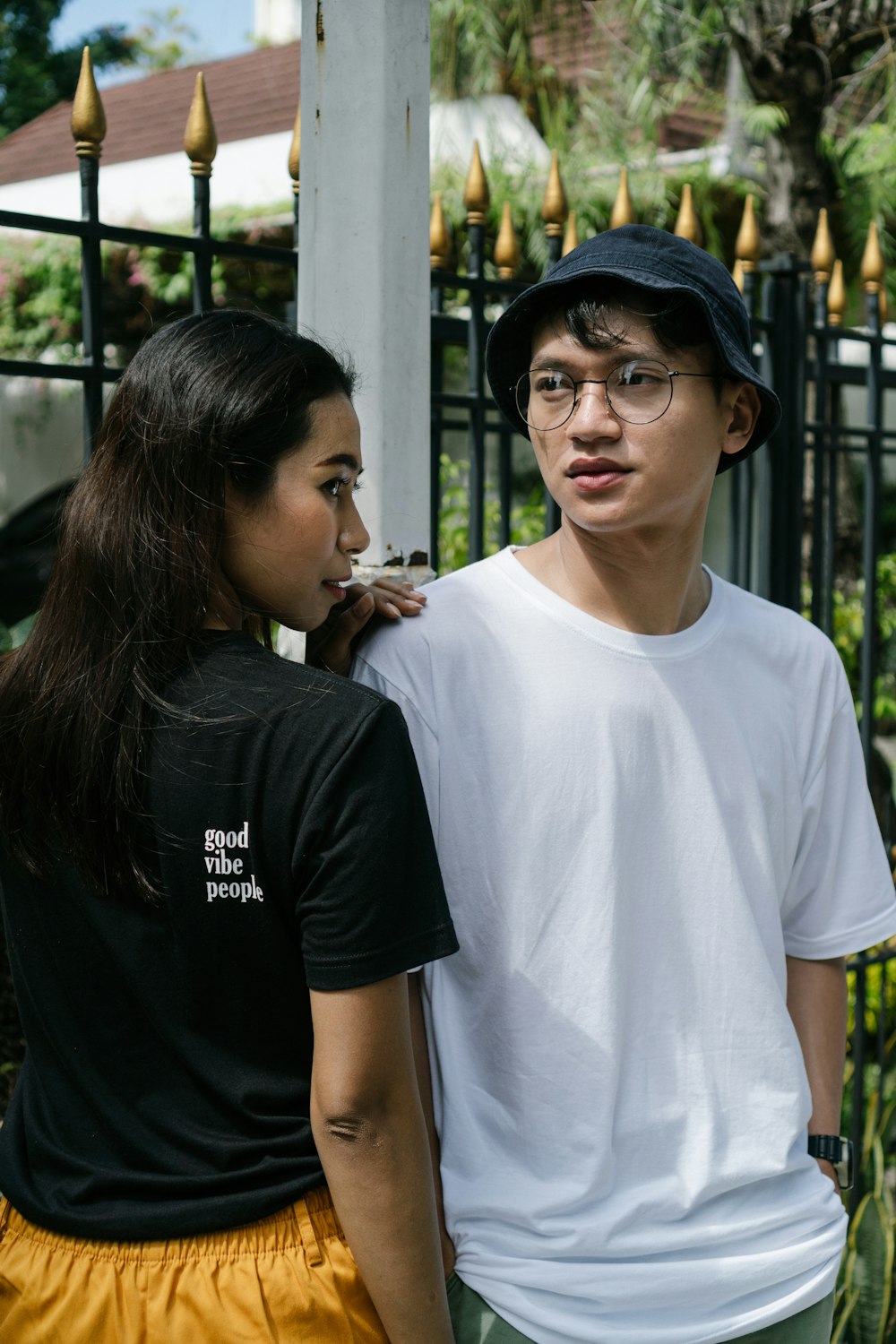 mulher na camiseta branca do pescoço da tripulação vestindo o boné preto