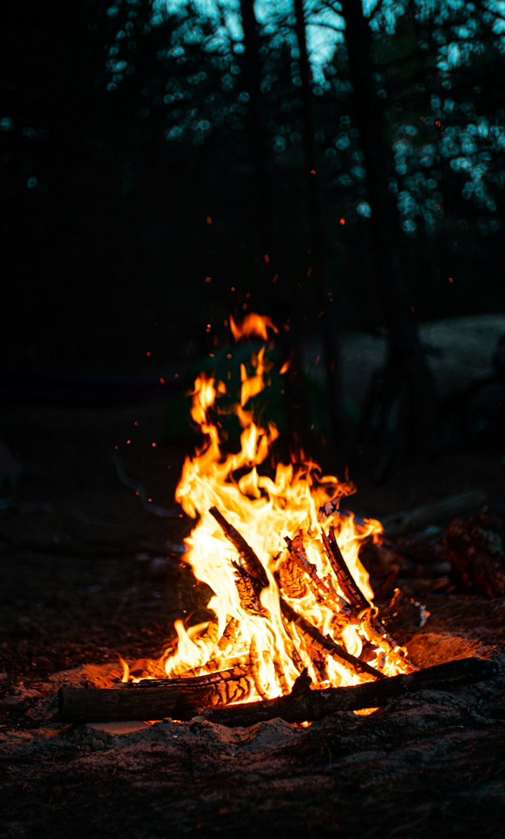 fogo em solo marrom durante a noite