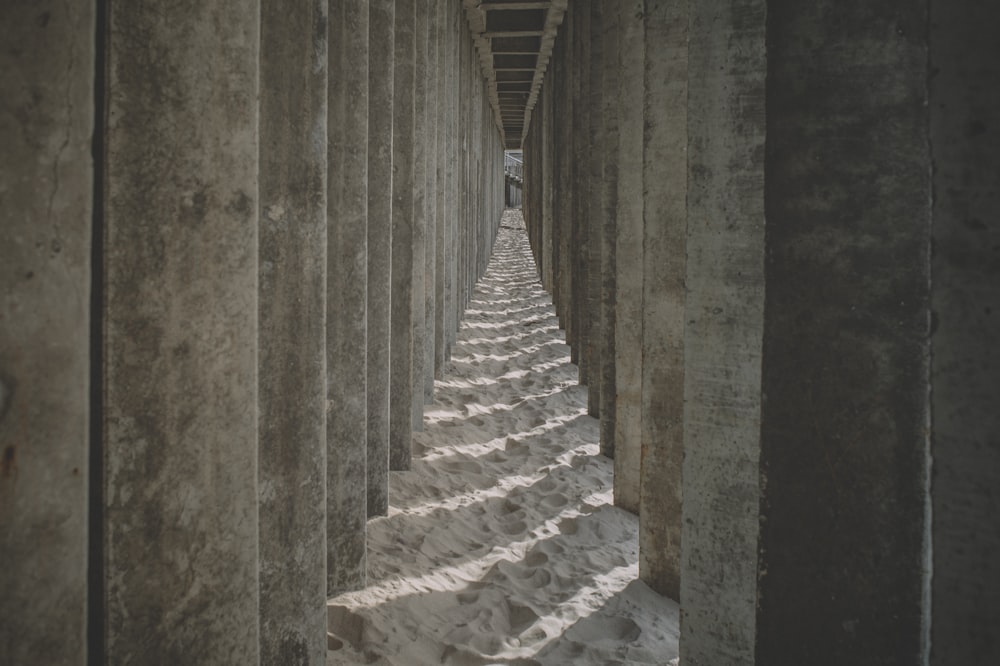 escada de concreto marrom e branco