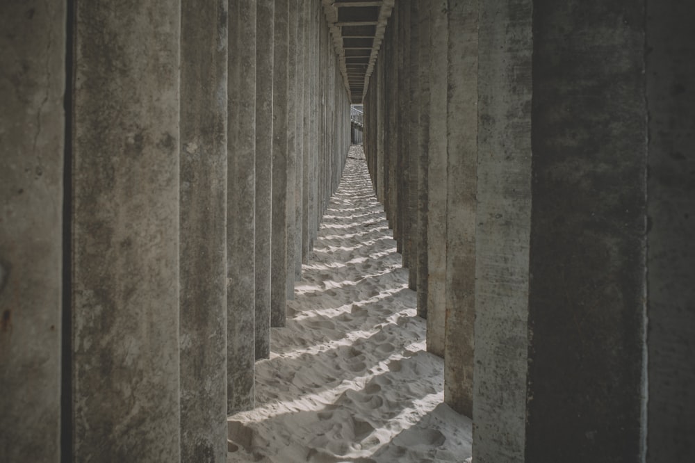 Escalera de hormigón marrón y blanco